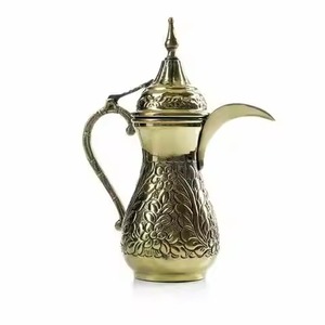Cafetera árabe Dallah de latón vintage con patrón estampado, recipiente intrincado tallado para exhibición en souks y tiendas de antigüedades del Medio Oriente - Product Image 1