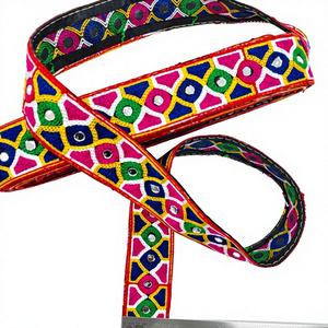 Encaje Gamthi de calidad de exportación con acabado fino y tela duradera, adecuado para la fabricación de prendas y proyectos de artesanía. - Product Image 1