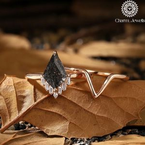 Bague de fiançailles vintage géométrique en or rose avec moissanite taille triangle et sertissage à griffes Charm_Jewells pour femme - Product Image 3
