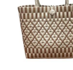 Sac fourre-tout décontracté pour femme en plastique tressé, fait main, marron neutre, tendance, en promotion - Product Image 4