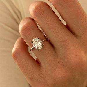 Anillo de Compromiso Minimalista con Diamante Ovalado de 2 Quilates Cultivado en Laboratorio, Anillo de Propuesta Minimalista de 1.3MM en Oro Blanco de 14K, Certificado IGI - Product Image 1