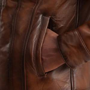 เสื้อแจ็คเก็ตหนังแท้สีน้ำตาล Furat Leathers แบบ Shearling Trucker ระบายอากาศได้ดี กันลม คอตั้ง ปิดด้วยซิป เหมาะสำหรับฤดูหนาว ผลิตจากโพลีเอสเตอร์สำหรับผู้ชาย - Product Image 3