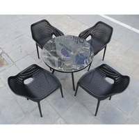 Table ronde en plastique à trois pieds avec plateau en carreaux – Une table de jardin idéale pour une soirée en plein air