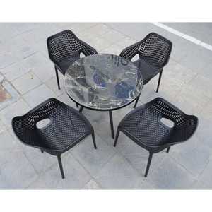 Mesa Redonda de Plástico de Tres Patas con Tablero de Azulejos - Una Mesa de Jardín Perfecta para una Noche en el Jardín - Product Image 1