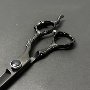 กรรไกรตัดผม 440c Dragon Scissors ด้ามจับตามหลักสรีรศาสตร์ กรรไกรตัดผมบาร์เบอร์ ผลิตจากเหล็กกล้าไร้สนิมญี่ปุ่น สำหรับมืออาชีพ อุปกรณ์ตัดผมสำหรับร้านเสริมสวย - Product Image 3