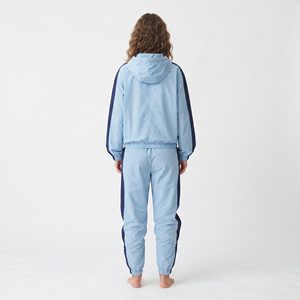 Conjunto deportivo de dos piezas para mujer: Chaqueta corta extragrande de nailon con cremallera y pantalones con cordón lateral y rayas. - Product Image 2