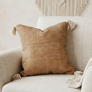 Housse de coussin tissée à la main en terre cuite 20 × 20 pouces avec franges aux coins, coussin décoratif texturé, décoration d'ambiance bohème - Product Image 2