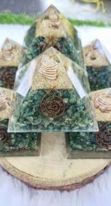 Pyramide d'orgone en jade vert très demandée pour la protection énergétique, la guérison et les vibrations positives, disponible au prix direct usine - Product Image 4