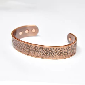 Bracelet en cuivre fait main avec aimants puissants pour la thérapie magnétique, motif classique de la paix, bijoux gravés faits à la main - Product Image 1