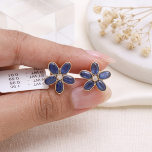 Boucles d'oreilles clous en or jaune massif 18 carats avec saphir bleu naturel et diamant central, bijoux fins pour femmes, vente en gros - Product Image 5
