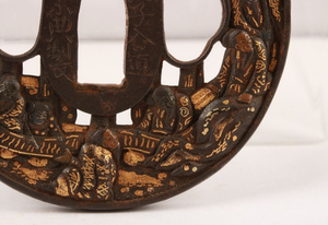 Tsuba japonais de la période Edo en fer avec incrustation d'or, motif Sept Sages et Ruisseau de Bambous, pour garde de sabre rond Sukashi, École Soten - Product Image 3