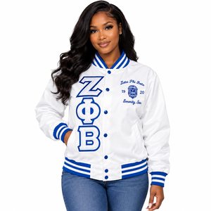 เสื้อแจ็คเก็ตวาร์ซิตี้ผ้าซาติน Zeta Phi Beta สำหรับผู้หญิง สีขาว แต่งแถบสีน้ำเงินกรมท่า ปักตัวอักษรกรีก ปักลายตราสัญลักษณ์ ปี 1920 แบบกระดุมแป๊ก สไตล์บอมเบอร์ สำหรับชมรมนักศึกษาหญิง - Product Image 3