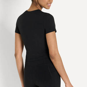 T-shirts courts personnalisés pour femmes, noirs unis, protection solaire, anti-transpiration, matière texturée douce, respirante, pour la gym - Product Image 3