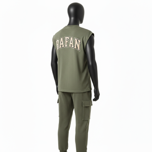 Ensemble 2 pièces pour homme : T-shirt sans manches en molleton de coton et polyester vert olive 240 GSM et pantalon cargo avec poches, logo imprimé - Product Image 5