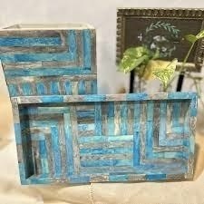 Ensemble d'accessoires de salle de bain rectangulaires modernes portables trois pièces ILAHI, motif quadrifoliaux noir et blanc, avec boîte à mouchoirs en os de corne et distributeur de savon - Product Image 3