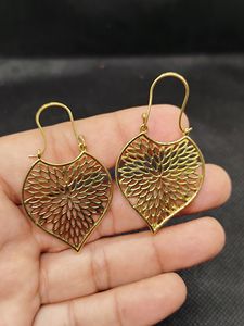 Pendientes de latón: Pendientes punk de latón del fabricante con motivos florales y anillos grandes - Product Image 2