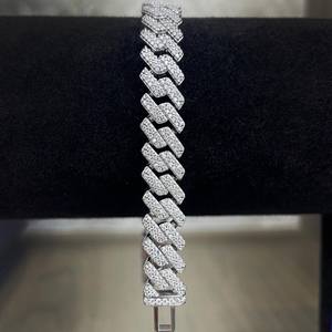 กำไลข้อมือฮิปฮอปสำหรับผู้หญิง Dvars Diamond ประดับเพชรโมอิสซาไนต์ทรงบริลเลียนต์ ตัวเรือนแบบกรงเล็บ ชุบทองคำขาว 925 เงินสเตอร์ลิง ดีไซน์แบบไมอามีคิวบันลิงค์ - Product Image 3