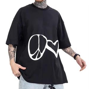 Camiseta de algodón negra de manga corta con cuello redondo y estampado de corazón de la paz para hombre, estilo urbano - Product Image 1