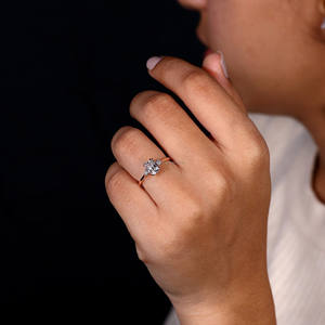 Anillo de compromiso de tres piedras de diamante cultivado en laboratorio con corte de cojín, Diamante redondo lateral, ajuste de punta de doble garra, platino para bodas - Product Image 1