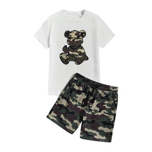 Conjunto casual de 2 piezas para hombre, camiseta de manga corta con estampado de oso y pantalones cortos de camuflaje, ropa de algodón transpirable para verano - Product Image 1
