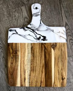 Tabla de quesos y embutidos de madera natural con resina epoxi, bandeja de servir con asa - Product Image 6