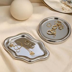 Plateau à bijoux en métal argenté au design unique, miroir, rond, ondulé, pour bagues et boucles d'oreilles, décoration moderne pour la maison - Product Image 1