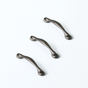 Precio al por mayor Tirador de aleación de zinc estilo vintage con forma de arco para muebles de cocina y baño, herrajes elegantes curvos para cajones - Product Image 5