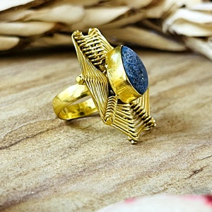Anillo de lapislázuli de diseño único, anillos góticos de latón con diseño de telaraña para mujer, chapado en oro de 18k, anillo vintage llamativo para venta al por mayor/OEM/ODM - Product Image 3