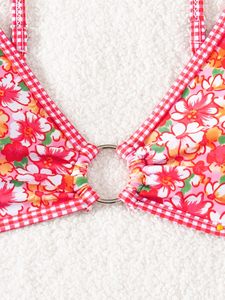 Bikinis florales rosas listos para exportar con ribetes de guinga blanca. Suministro de pedidos al por mayor personalizados y con MOQs bajos para minoristas globales. - Product Image 4