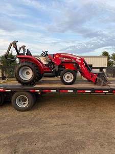 Tracteur Massey Ferguson 1835E robuste, conçu pour assurer le travail agricole quotidien avec des performances fiables et une maniabilité aisée - Product Image 1