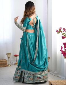 Conjunto de Lehenga Choli bordado en negro y morado de buena calidad con blusa y dupatta a juego para mujer, disponible para la venta. - Product Image 4