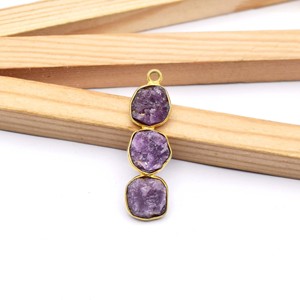 Colgante de Rubí con Tres Piedras |   Amuleto de piedra preciosa roja en bruto con engaste de bisel |   Joyería de Amor Hecha a Mano Chapada en Oro - Product Image 1