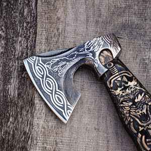 Hache de combat viking artisanale en acier au carbone avec fourreau en cuir gravé, idéale pour le camping, idée cadeau DIY pour lui, manche en bois sculpté à la main - Product Image 4