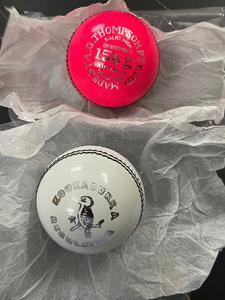 Pelota de Cricket Roja Cosida a Mano con Núcleo de Corcho para Práctica de Cricket, Entrenamiento Profesional, Diseño de Logotipo Personalizado al por Mayor - Product Image 4