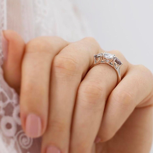 Bague de fiançailles en or blanc 10K massif pour femme, sertie de trois moissanites rondes, style treillis, trois pierres - Product Image 3