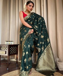 Sari de Seda Verde Esmeralda con Bordado Floral Dorado, Traje Tradicional Indio para Bodas, Estilo Banarasi, Sari Largo Hasta el Suelo para Mujer - Product Image 4