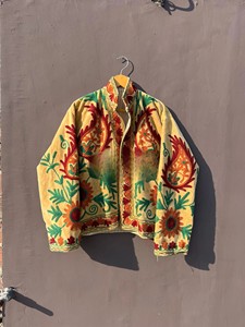 เสื้อแจ็คเก็ตกำมะหยี่ปักลายสีเหลืองพรีเมียมสำหรับผู้หญิง เสื้อคลุมแขนยาวสไตล์ดั้งเดิมของชาวราชสถานสำหรับฤดูหนาว ทำด้วยมือ - Product Image 3