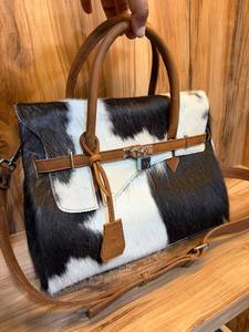 กระเป๋าถือหนังวัวแท้พร้อมหูหิ้วหนังและสายสะพายไหล่ - Product Image 4