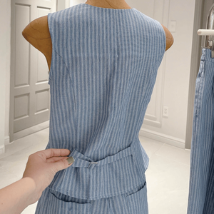 Ensemble de shorts deux pièces décontracté pour femmes, respirant, printemps-été, col en V, tissu en coton uni, coupe régulière, design élégant personnalisé - Product Image 2