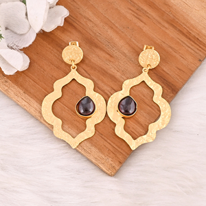 Boucles d'oreilles pendantes élégantes en pierre grenat hydro, serties de plaqué or, faites à la main en laiton, bijoux Shilpi Impex pour femmes - Product Image 3