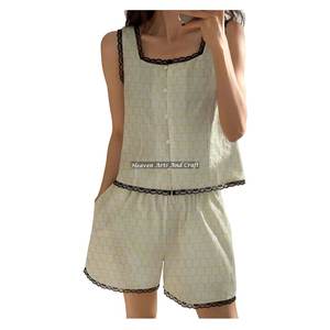 Ensemble pyjama en coton imprimé à la main avec dentelle florale, haut à manches volantées et short, collection printemps/été, imprimé floral sans manches - Product Image 1