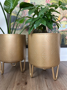 Pot de fleurs en métal texturé avec support en or clair mat, élégant porte-fleurs décoratif, présentoir moderne pour plantes d'intérieur - Product Image 6