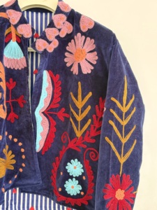 Veste courte bohème en velours de coton brodée à la main Midnight Garden - Product Image 2