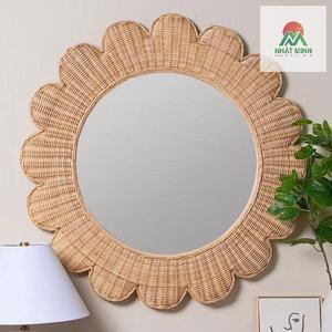 Un espejo de pared floral de estilo rústico tipo casa de campo. Hecho a mano. Apto para uso en interiores y exteriores. - Product Image 3