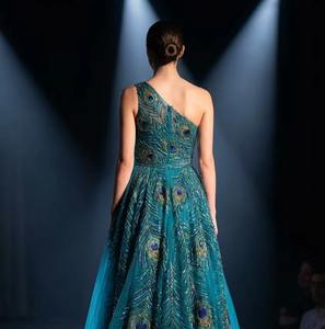 Robe de soirée de luxe asymétrique ornée de perles et de plumes de paon, robe de bal sur mesure, fabricant OEM - Product Image 2