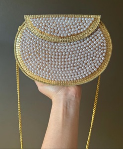Bolso de mano de alta calidad con incrustaciones de nácar y metal, estilo diseñador, con diseño único para eventos formales y casuales. - Product Image 1