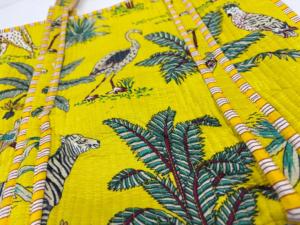 กระเป๋าโท้ทผ้าควิลท์คันธาทำมือ เป็นมิตรกับสิ่งแวดล้อม กระเป๋าสะพายไหล่ผ้าฝ้ายแบบกลับด้านได้ กระเป๋าช้อปปิ้งแบบโบโฮแพทช์เวิร์คที่ยั่งยืน - Product Image 4