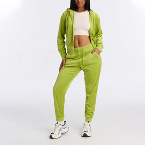 Conjunto deportivo de dos piezas para mujer, de alta calidad, en terciopelo verde, con sudadera corta con capucha y cremallera, y pantalones jogger con cordón ajustable. - Product Image 1