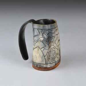 Jarra decorativa con forma de cuerno vikingo, hecha a mano para coleccionistas, ideal para hidromiel, cerveza y festivales medievales. - Product Image 5