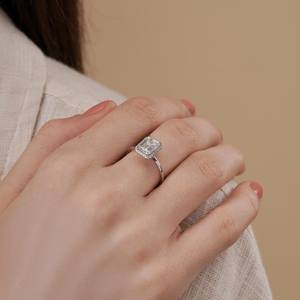 Anillo de Compromiso con Diamante Cultivado en Laboratorio con Corte Esmeralda Certificado por IGI, Oro de 14K/18K, Anillo de Novia Clásico Solitario, Regalo de Boda para Mujer - Product Image 3